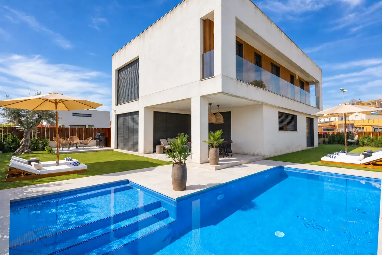 Vivienda unifamiliar con la fachada de revoco blanco.